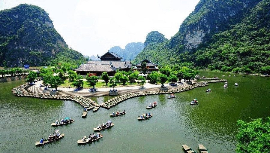 Ninh Binh Tour 1 Day (Hoa Lu - Trang An Grottoes - Mua Cave)