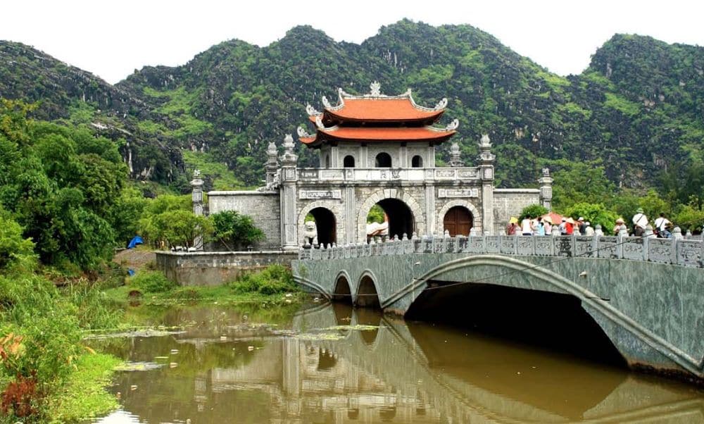 Ninh Binh Tour 1 Day (Hoa Lu - Tam Coc Grottoes - Mua Cave)