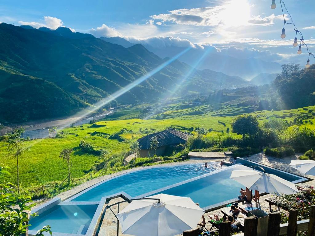 Sapa Package Tour 4 Days 3 Nights: Hanoi - Halong Bay - Sapa